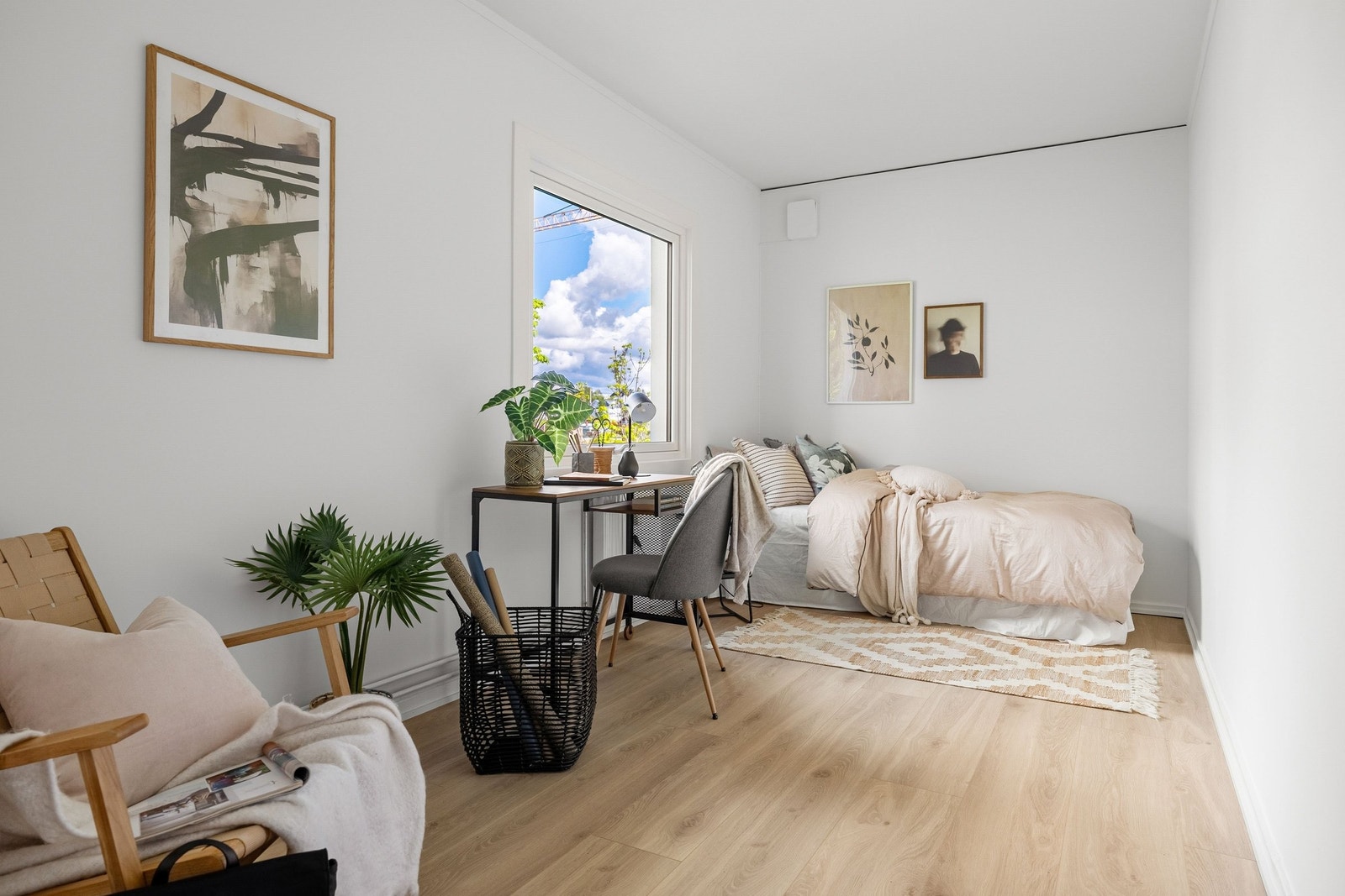 Soverom 2 er også svært lyst og romslig. God plass til garderobe løsning og annen møblering Galleribilde