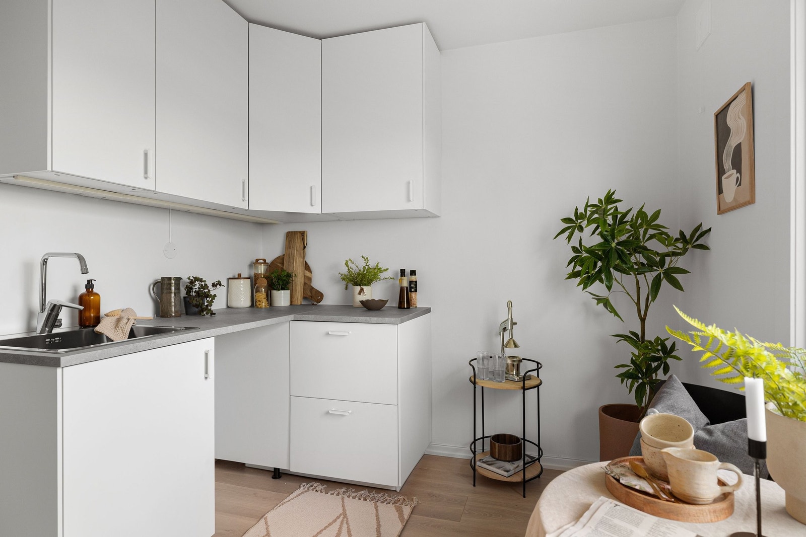 Det er lagt opp til mulighet for oppvaskmaskin under benk (kran/kobling) Galleribilde