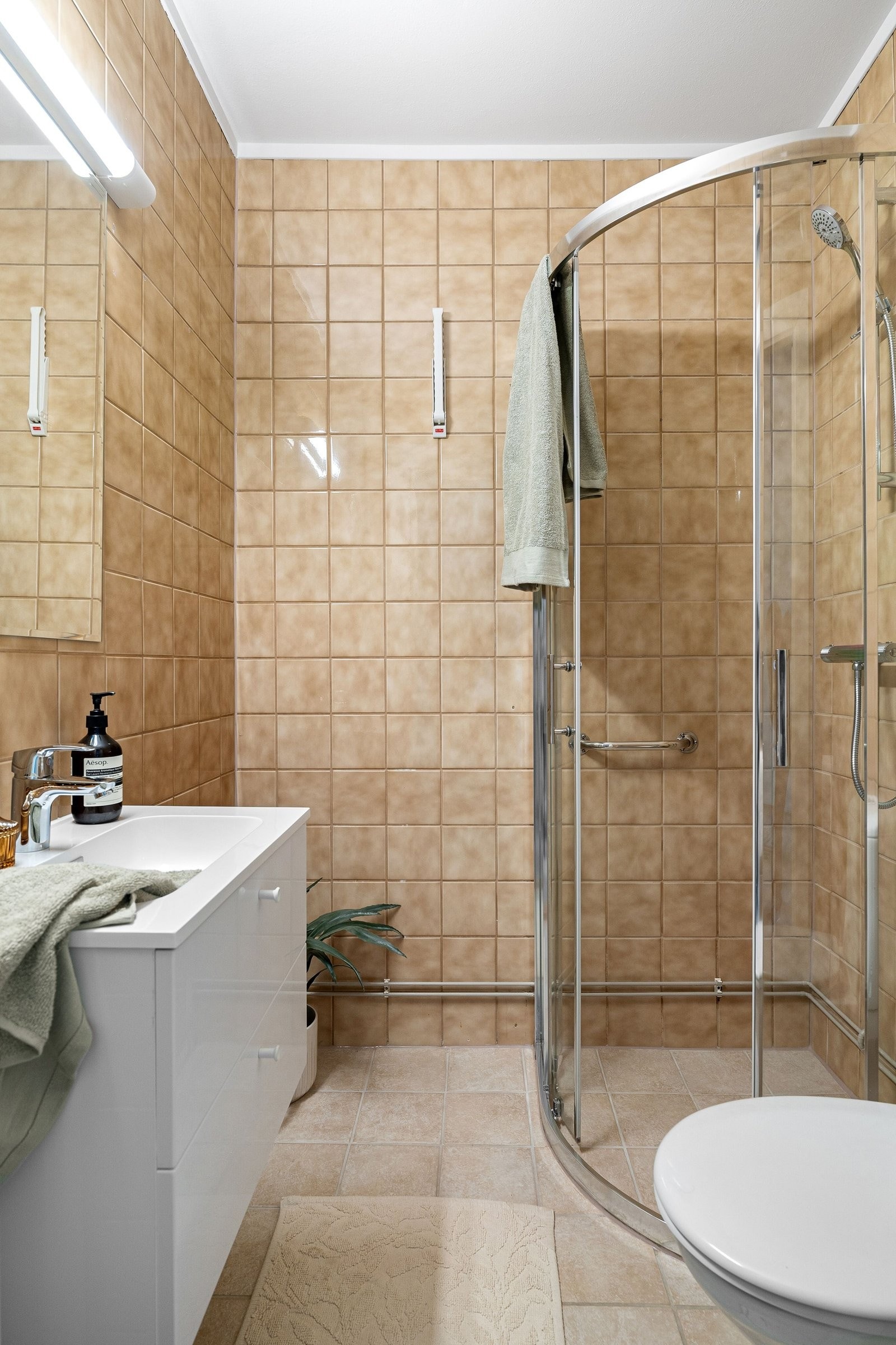 Plass til vaskemaskin og tørketrommel på badet Galleribilde