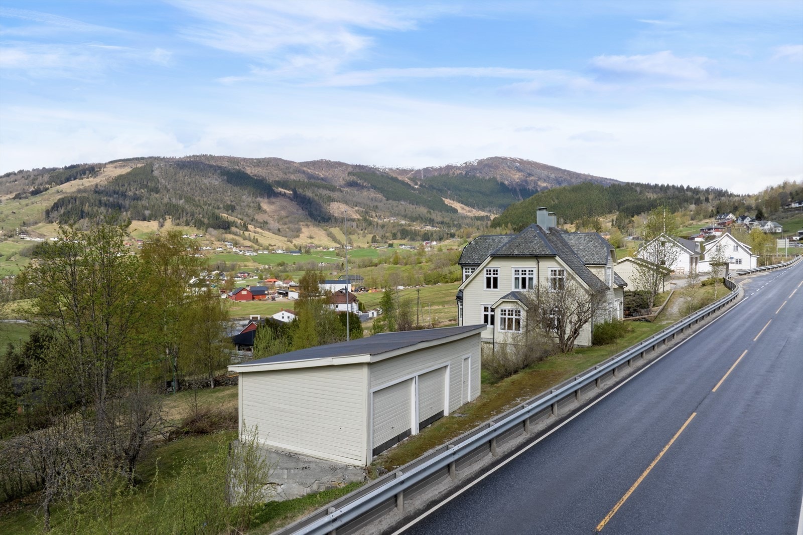 Det er gåavstand til busshaldeplass der du har fleire daglege avgangar til Sogndal og Gaupne. Galleribilde
