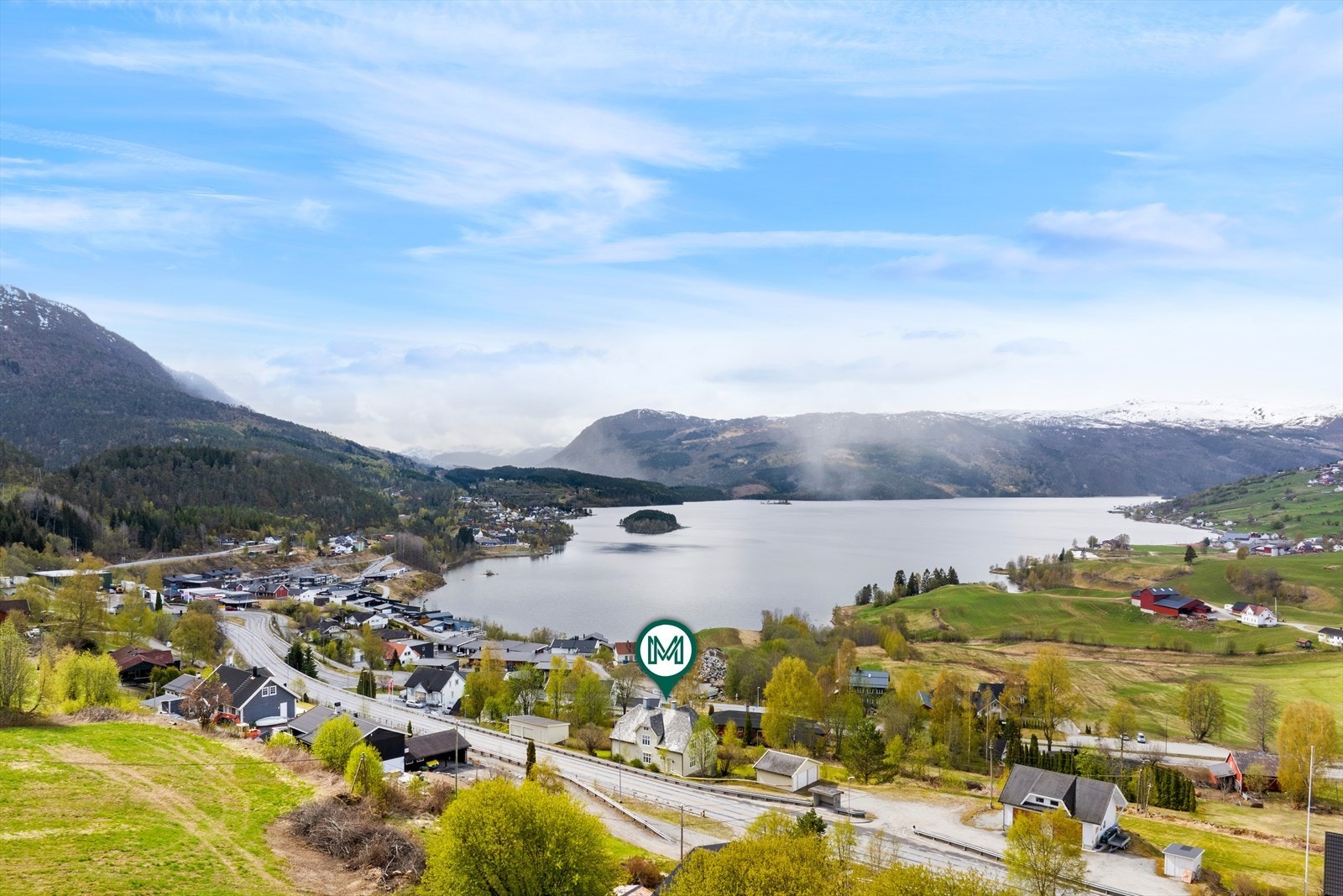 Det er gang/sykkelavstand til barnehage, skule, nærbutikk, idrettsplass og bensinstasjon. Eigedomen har også flott utsikt mot bygdi og Hafslovatnet. Galleribilde