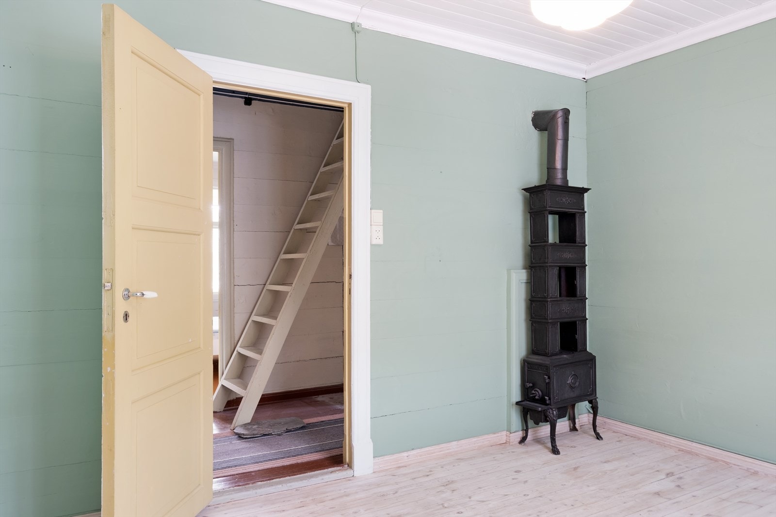 Dette soverommmet har også etasjeomn. I gangarealet er det tilkomst til kaldtloft via trapp/stige og luke i taket. Galleribilde