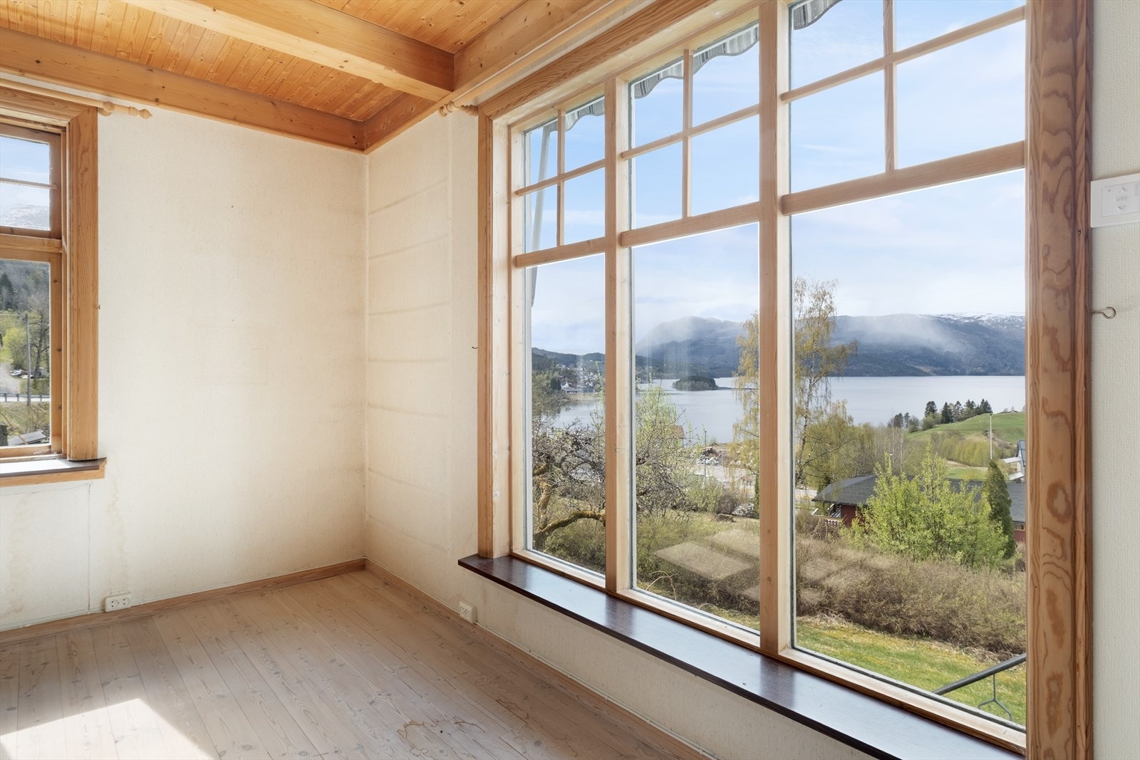 Begge stover store vindaugsflater som gjev flott utsikt samt mykje naturleg lys. Galleribilde