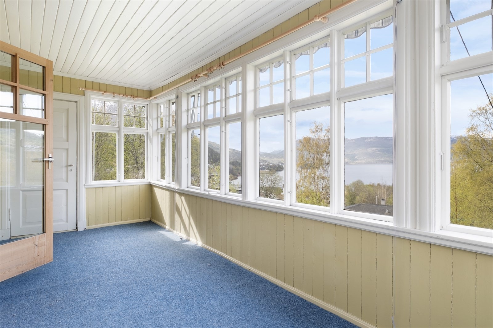 Frå den eine stova er det tilkomst ut til innglasa balkong med flott utsikt over Hafslovatnet. Galleribilde