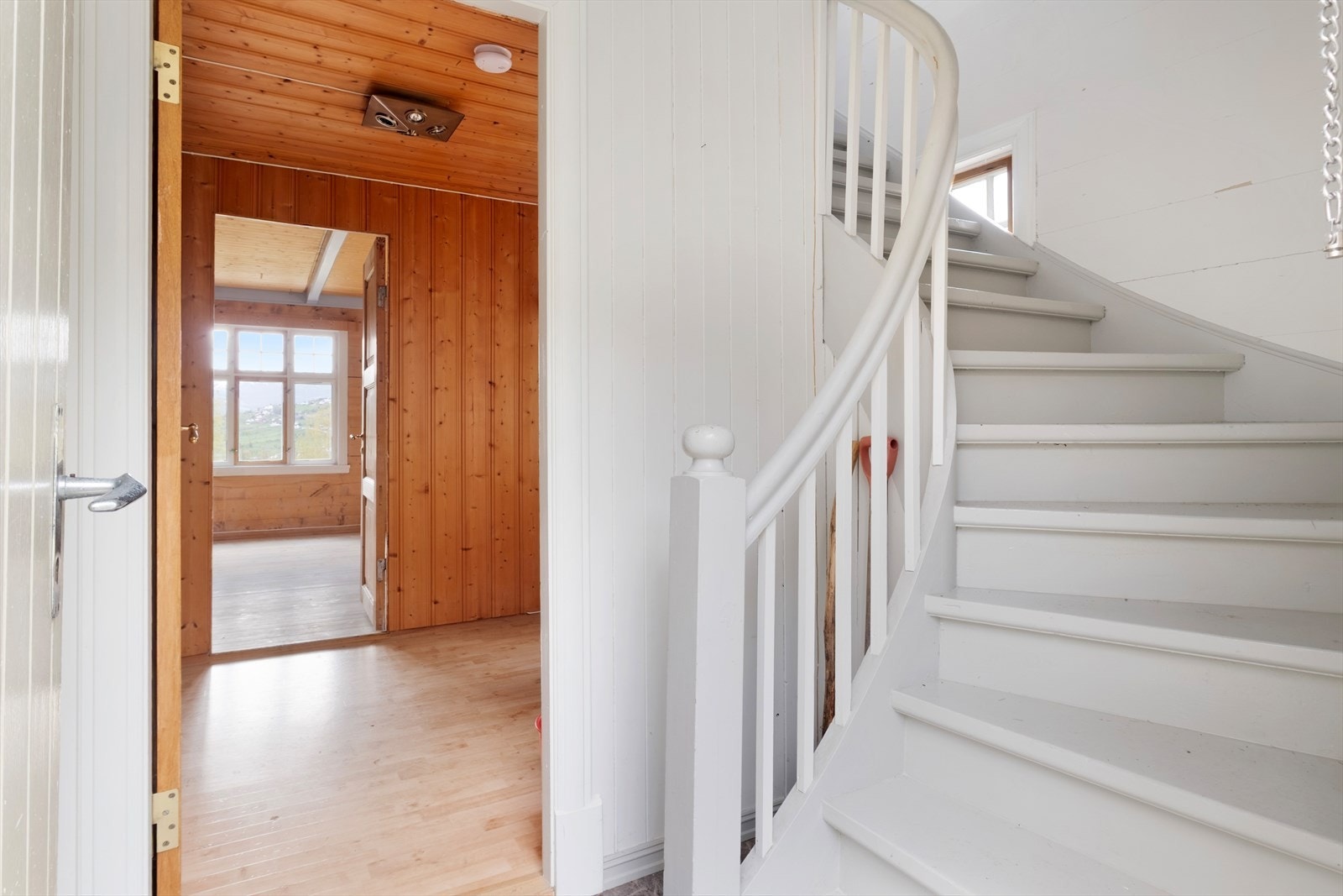 Frå entré i 1.etg. er det trapp opp til loft. Galleribilde