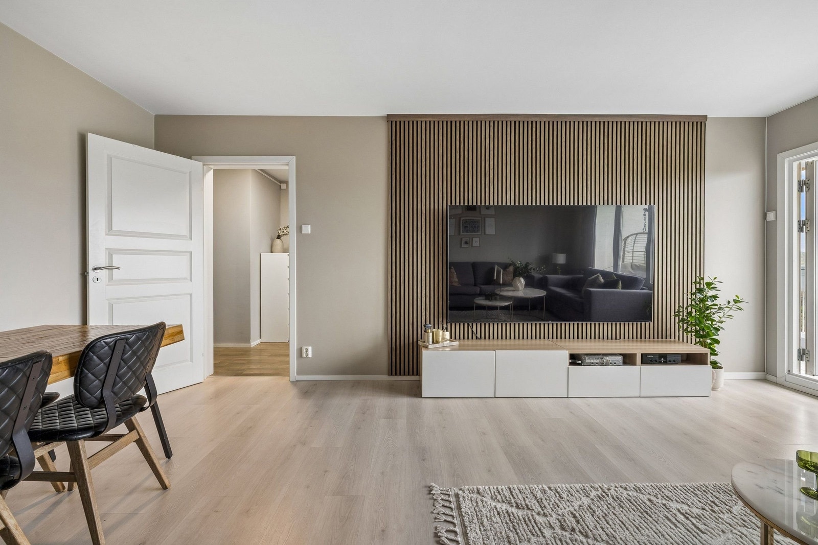Moderne spilevegg med plass til stor TV for egen hjemmekinoopplevelse! (86" på bildet) Galleribilde