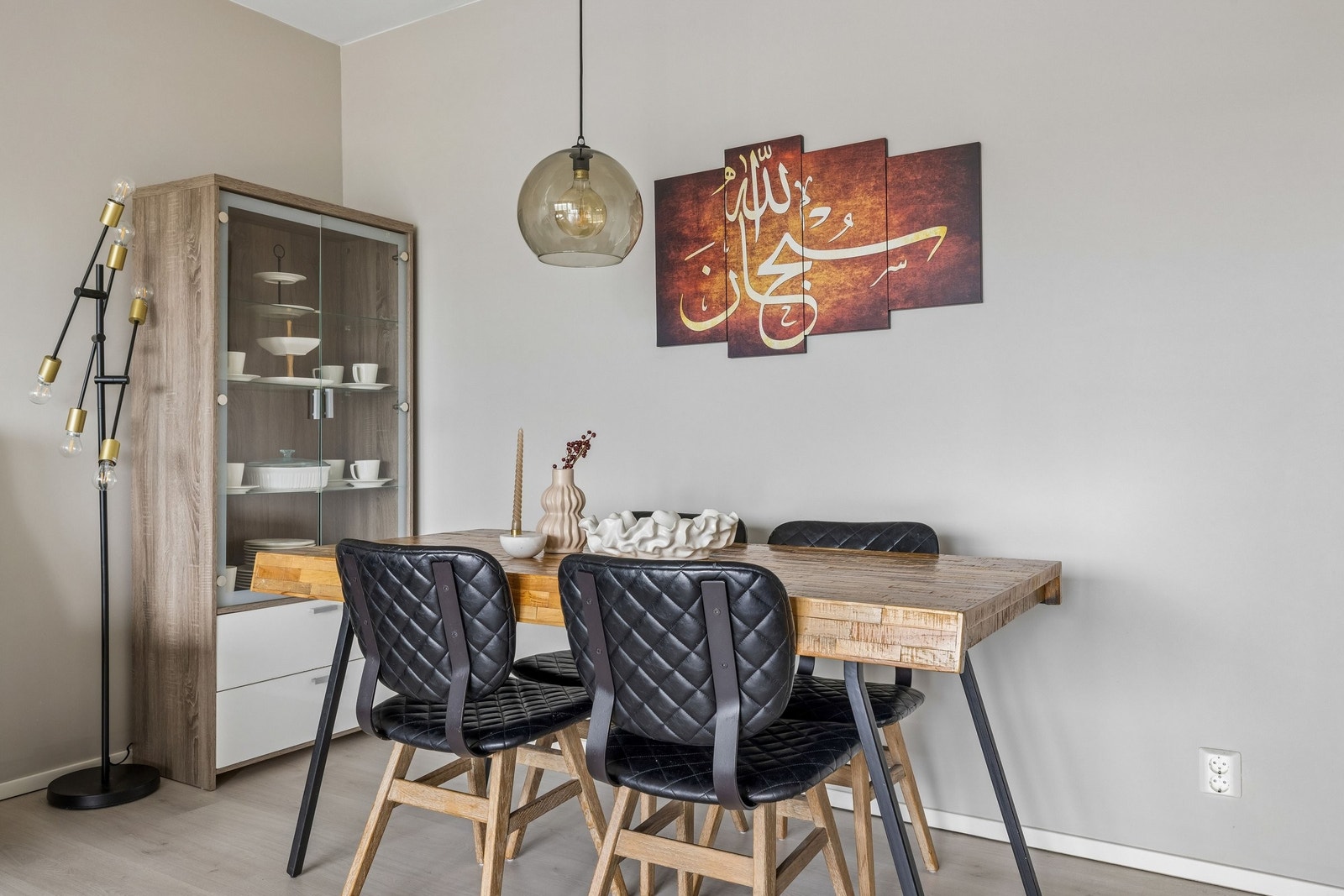 Det er plass til to spisebord, et på kjøkkenet og et i stua. Galleribilde
