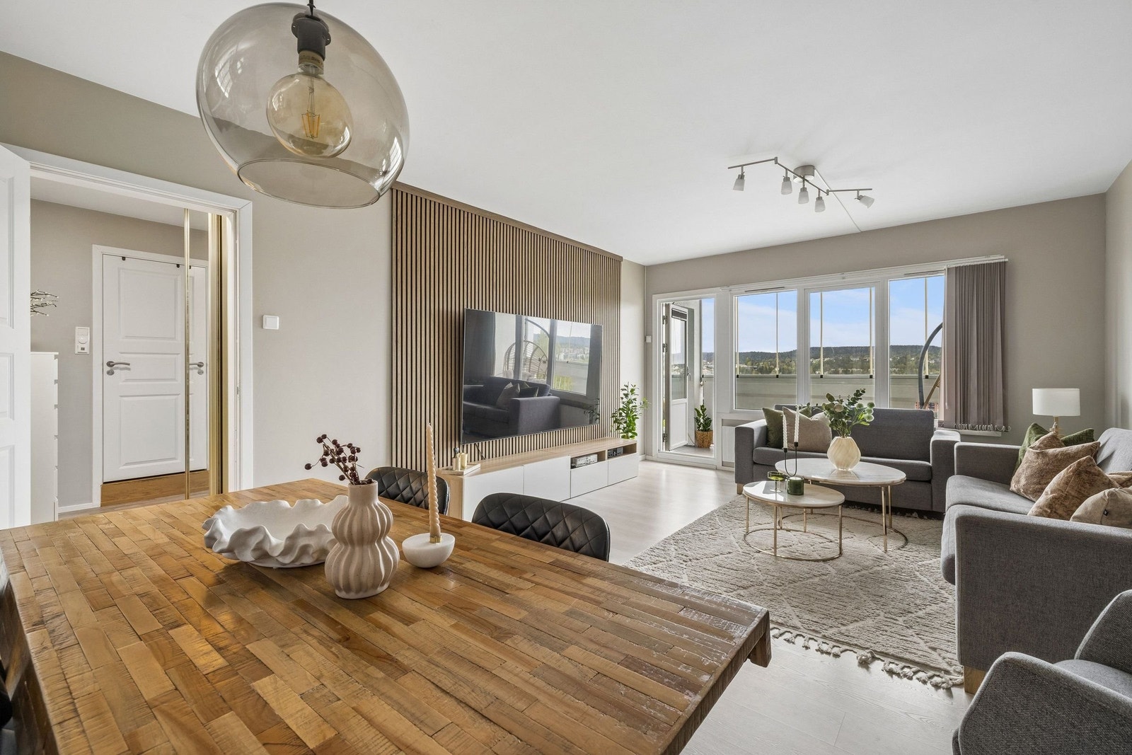Stuen er stor og romslig med god plass til sofa og spisebord. Galleribilde