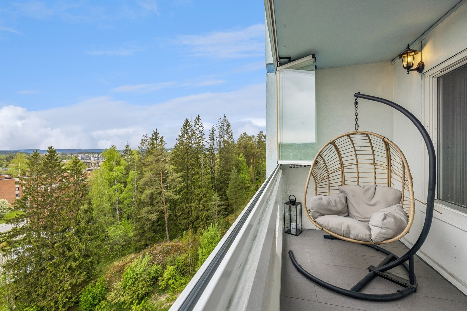 Med utsikt ut mot Lørenskog, uten innyn fra naboer, kan du nyte friheten og kose deg på balkongen. Galleribilde