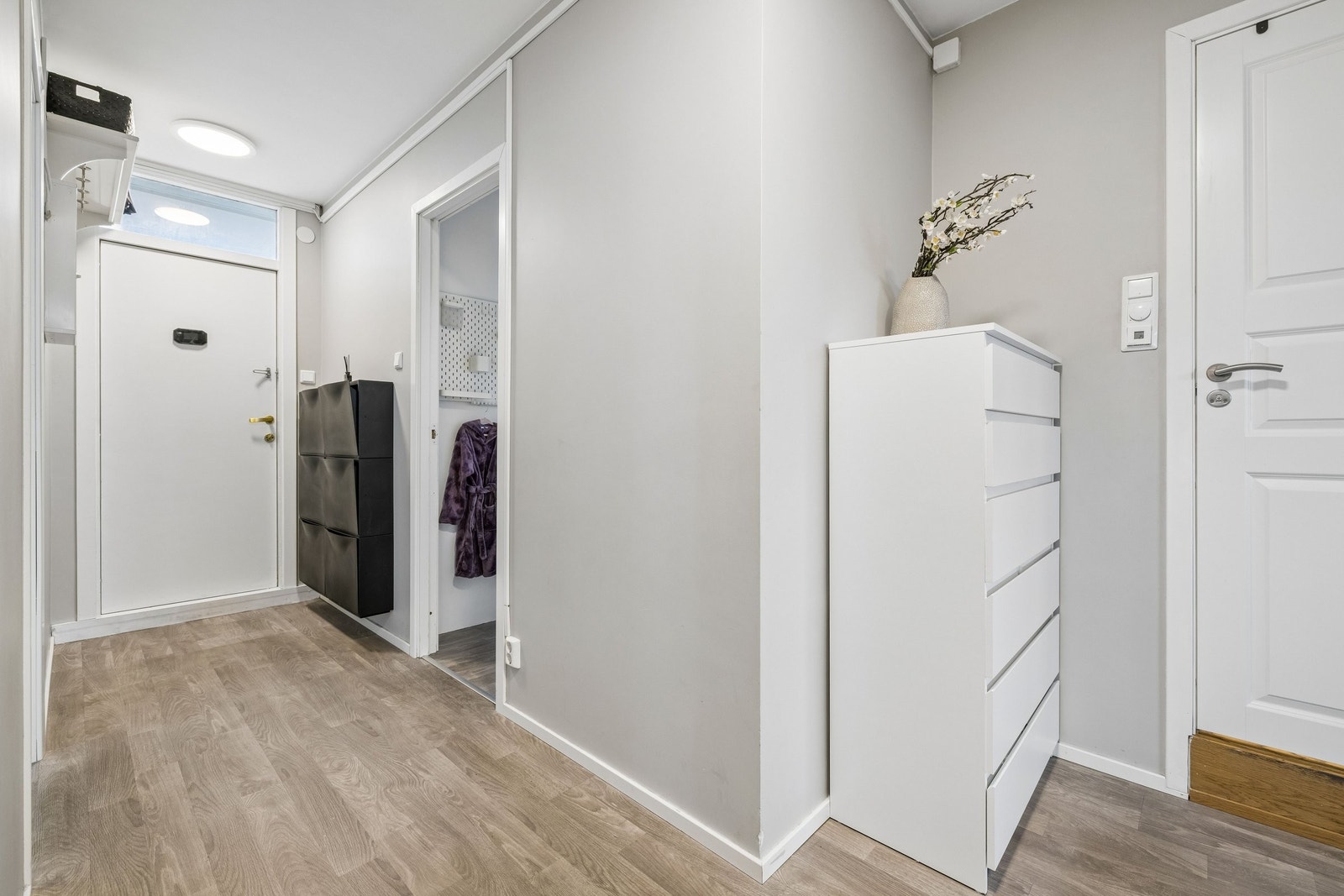 Inngangspartiet er pent og pusset opp til god standard. Galleribilde