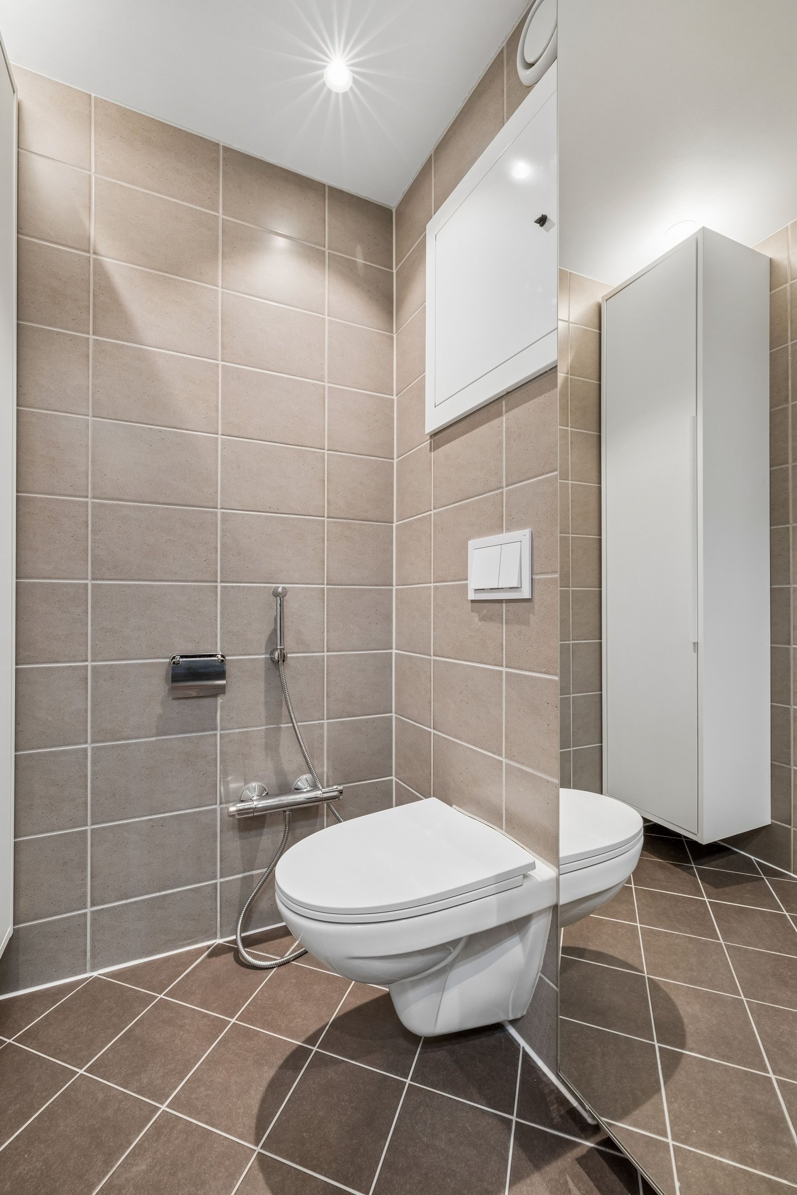 Det er montert bidet og et ekstra skap for optimal utnyttelse av badet. Det er også opplegg for vaskemaskin. Galleribilde