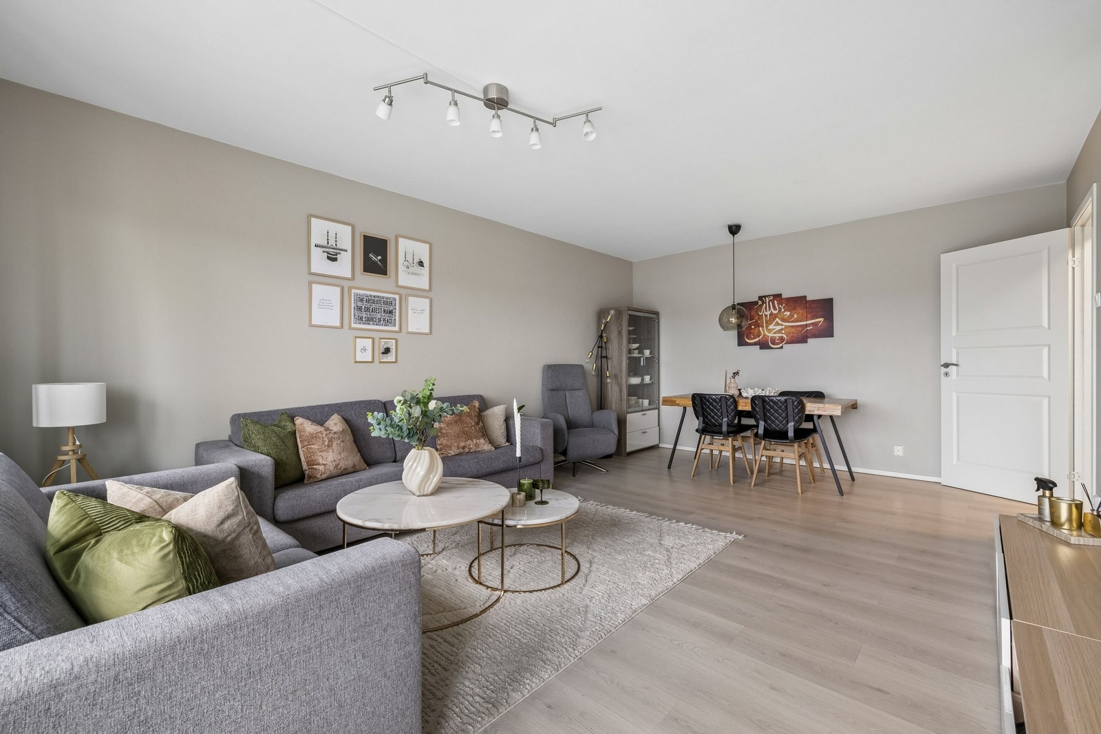 Godt med sofaplass til både familien og når du har besøk. Galleribilde