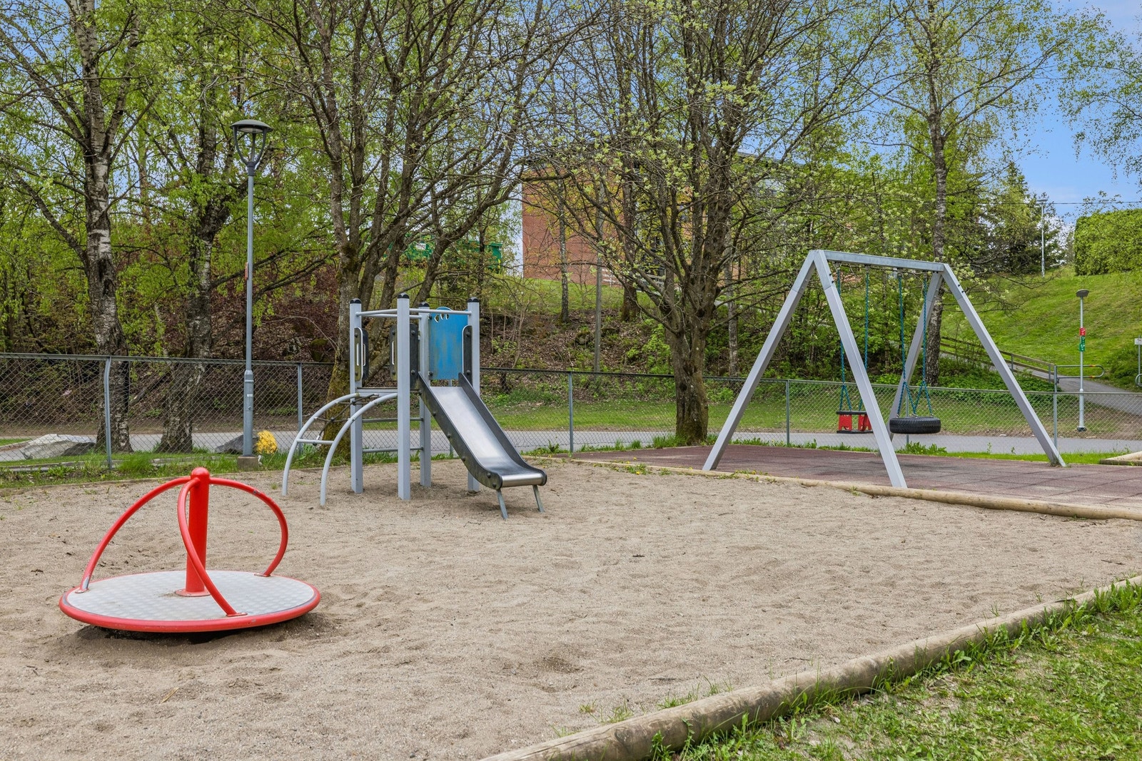 Borettslaget har egen lekeplass og barnevennlig område. Galleribilde