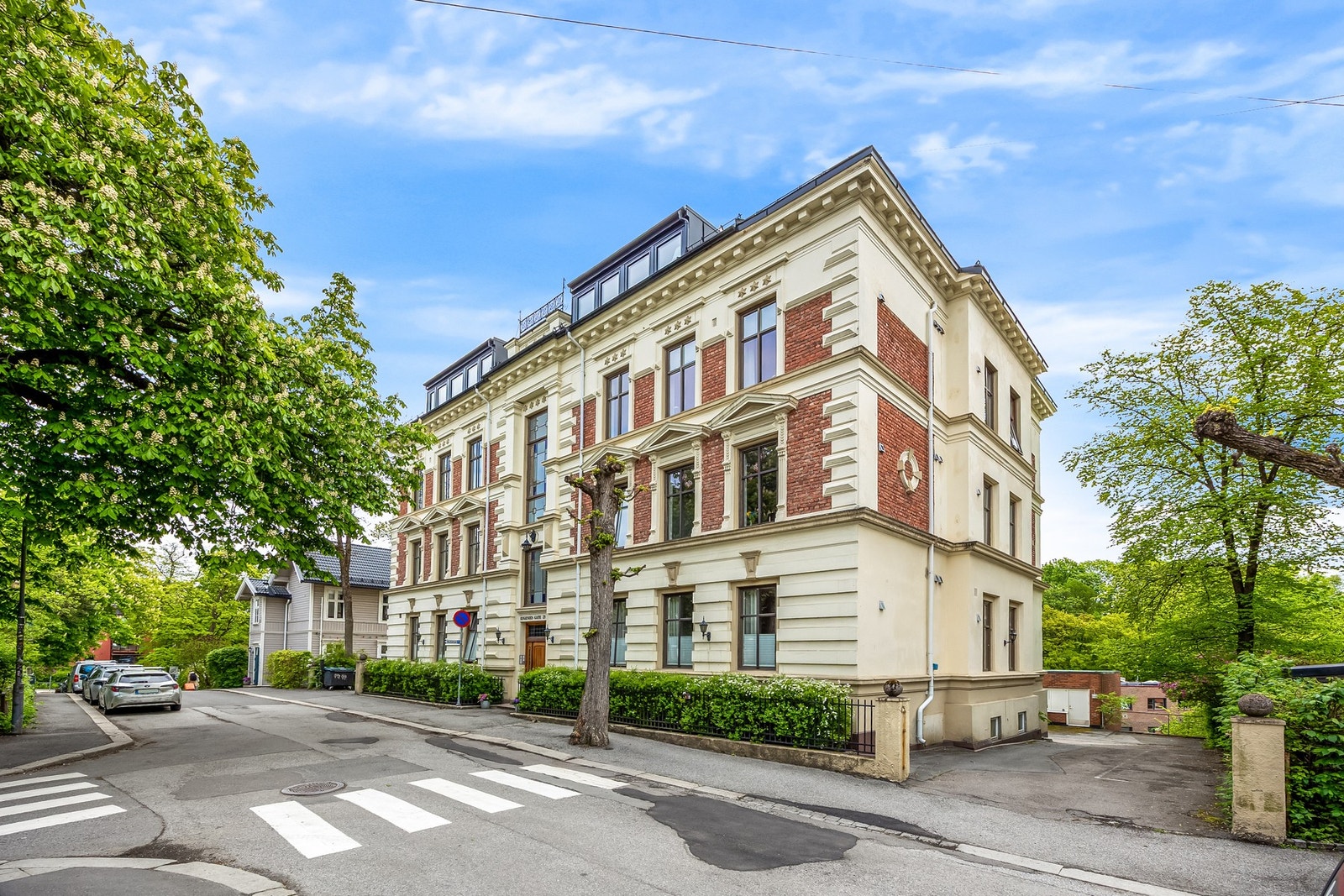 Eugenies gate 23 ligger i et sentralt og populært område på Bolteløkka i bydel St. Hanshaugen. Kort vei til Idioten og St. Hanshaugen park hvor sistnevnte ligger ca. 100 meter unna. Området er vakkert med flott arkitektur samt grønne og frodige forhager. Galleribilde