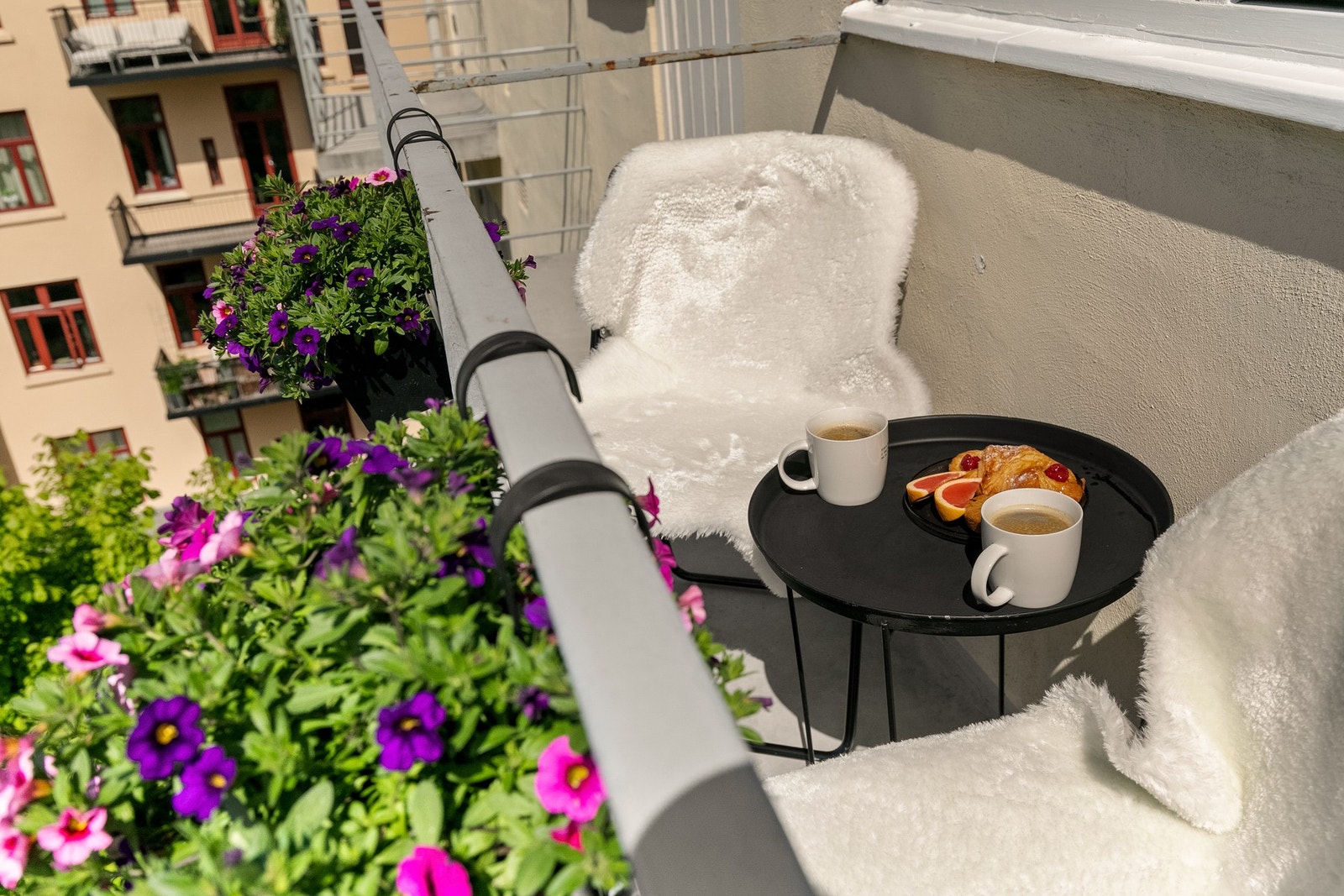 Her er det perfekt plass til et lite cafésett. Galleribilde