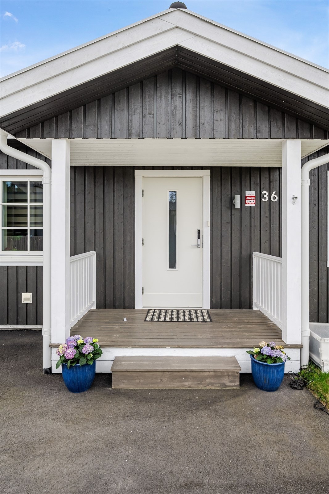 Du ønskes velkommen inn via et hyggelig overbygget inngangsparti med en terrasse på ca. 4m². Praktisk med kodelås montert på ytterdøren. Galleribilde