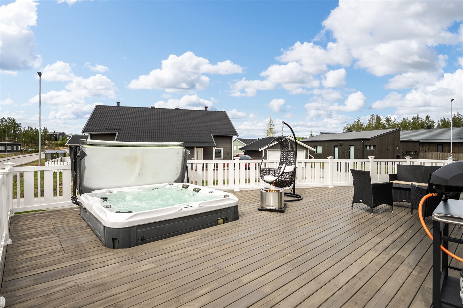 På vestsiden av terrassen er det nedfelt en Jacuzzi som følger med i handelen, samt god plass til flere ulike sittegrupper. Galleribilde