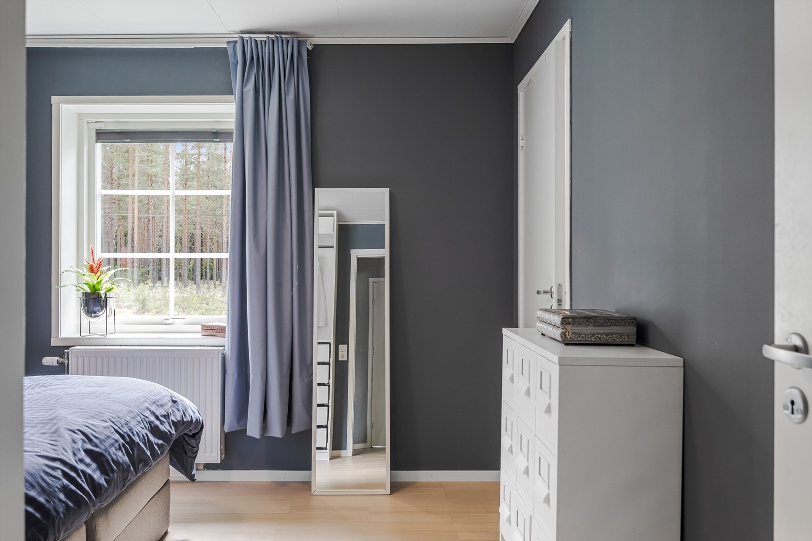 Boligen har et lyst og innbydende hovedsoverom med tilknytning til bod/garderoberom. Galleribilde