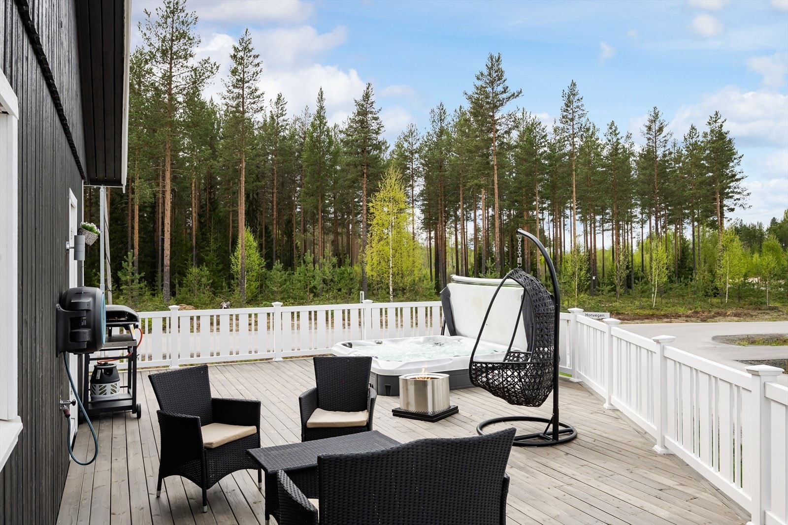 Beliggenheten mot vest sørger for gode solforhold til sent på kveld. Dette er uten tvil en skikkelig fin plass for lange og late sommerdager! Galleribilde
