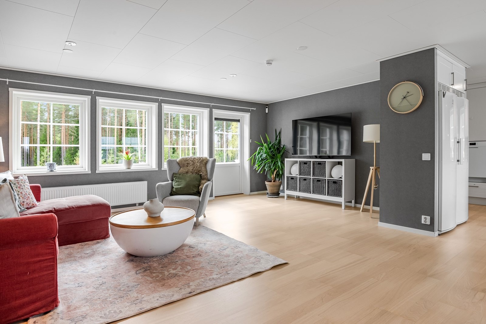 Stuen er det naturlige oppholdsrommet i boligen, og er et stort, lyst og fint rom for både avkobling og hygge. Flere store vinduer slipper inn rikelig med naturlig lys, samtidig som det ikke er gjenboere. Galleribilde