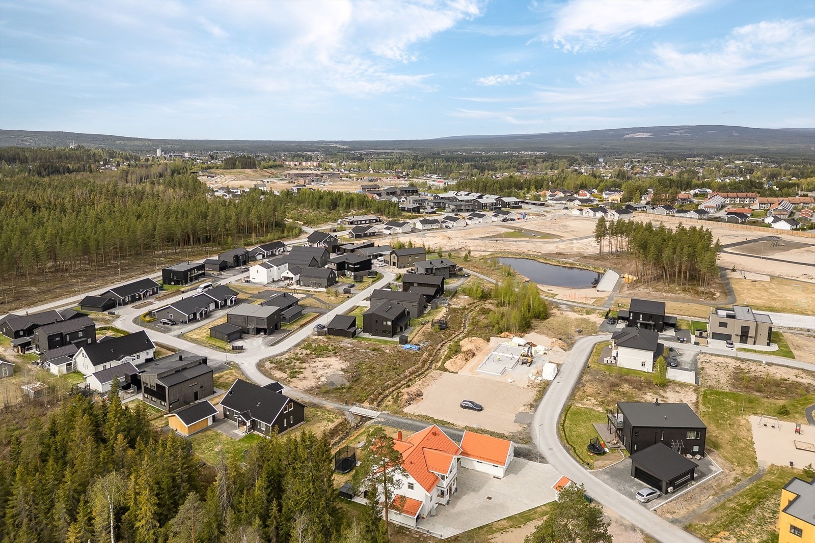 Smedstadtoppen har også et tjern, som blir flittig brukt til bading på sommerstid, samt islagt for skøyting på vinterstid. Galleribilde