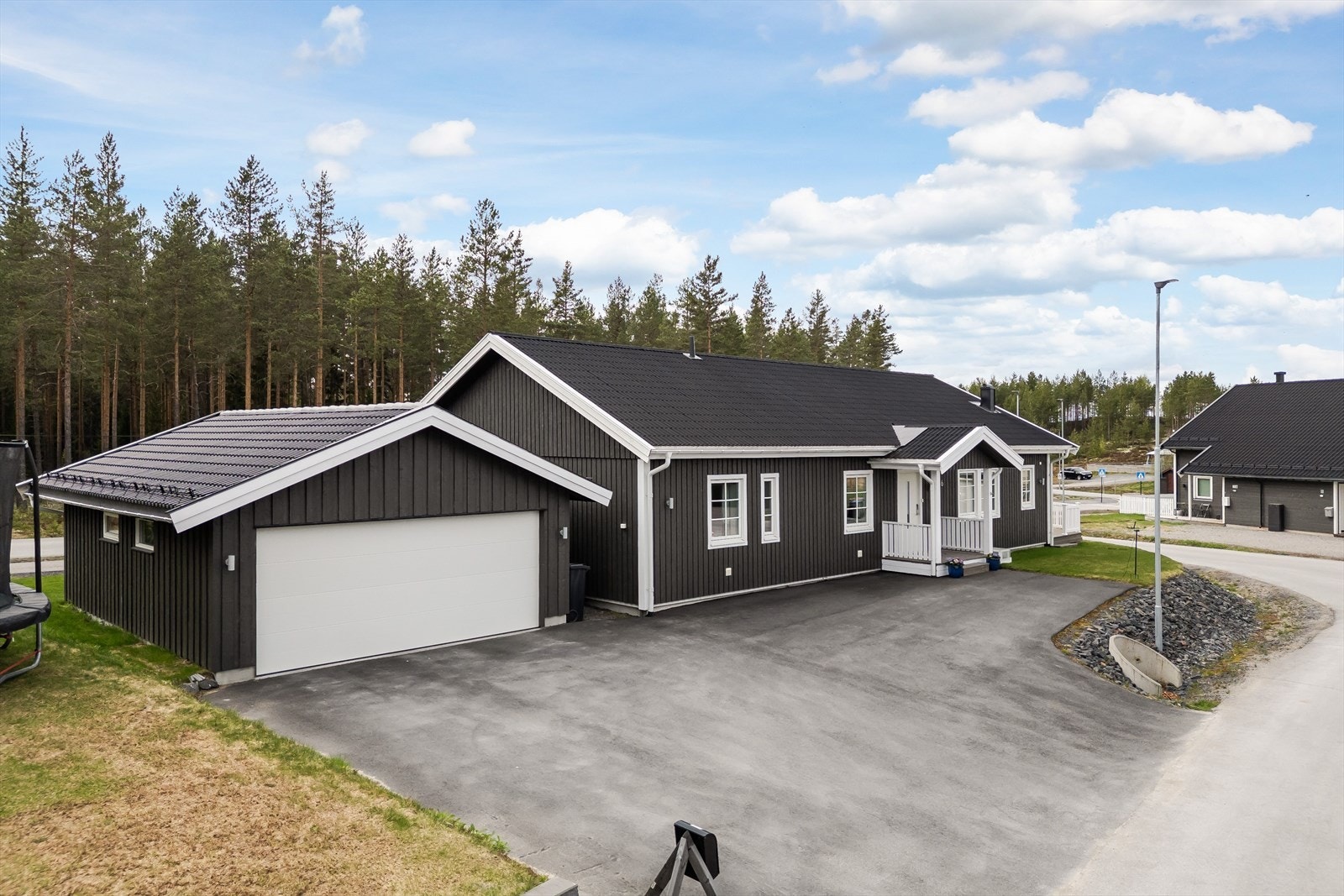 En solrik og pent opparbeidet eiendom bebygd med en enebolig fra 2022 og en dobbelgarasje med elbil-lader fra 2022. Galleribilde
