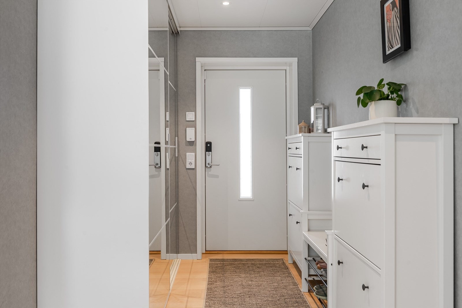 I entréen har du god oppbevaringsplass i stor skyvedørsgarderobe med speildører, samt ytterligere plass til sko i medfølgende skoskap. Galleribilde