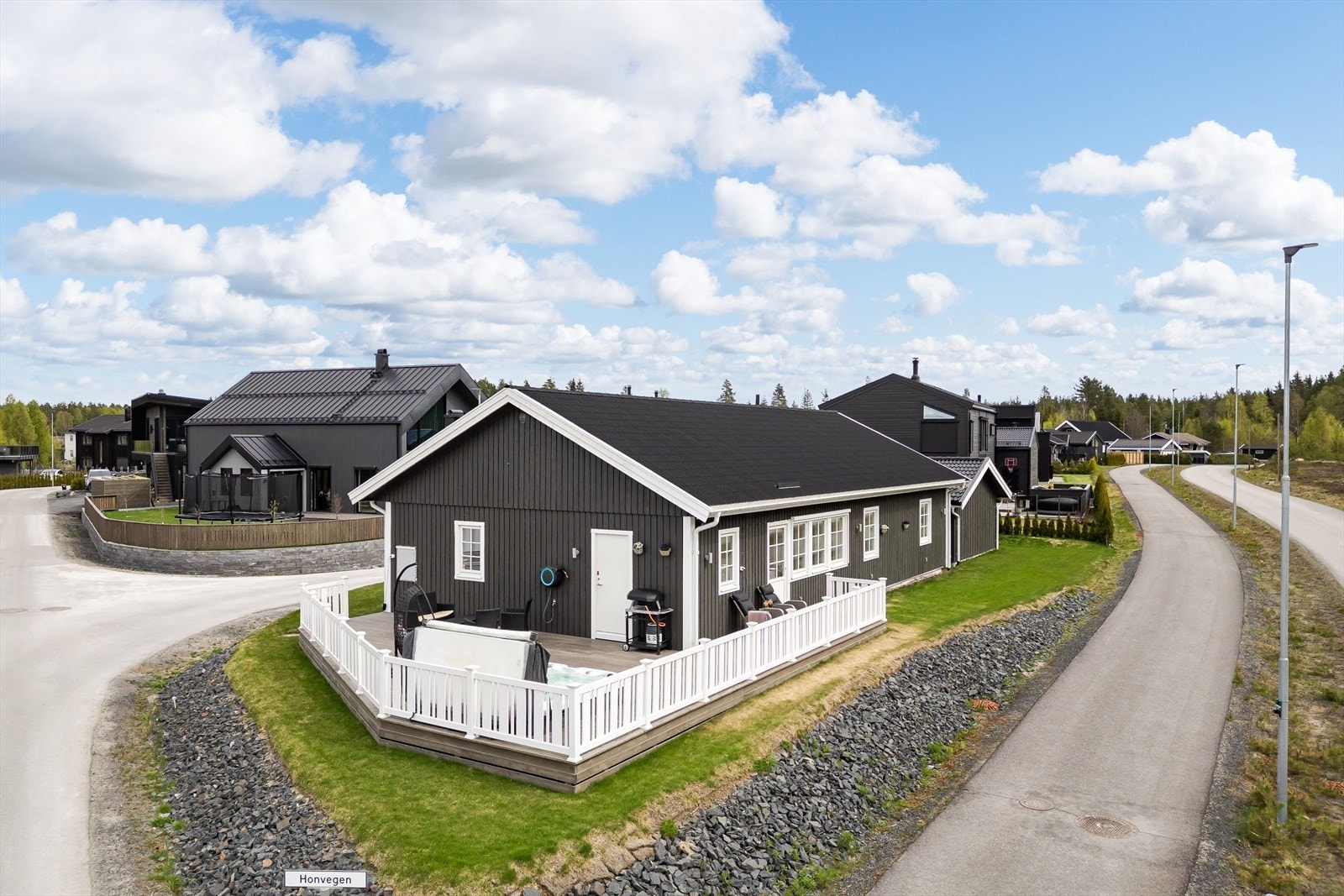 Eiendommen ligger på Smedstadtoppen som er et nyere boligområde på Ydalir. Her får du en fin, tilbaketrukket og rolig beliggenhet, samtidig som du har enkel tilgang til det meste av hva du trenger i hverdagen. Galleribilde