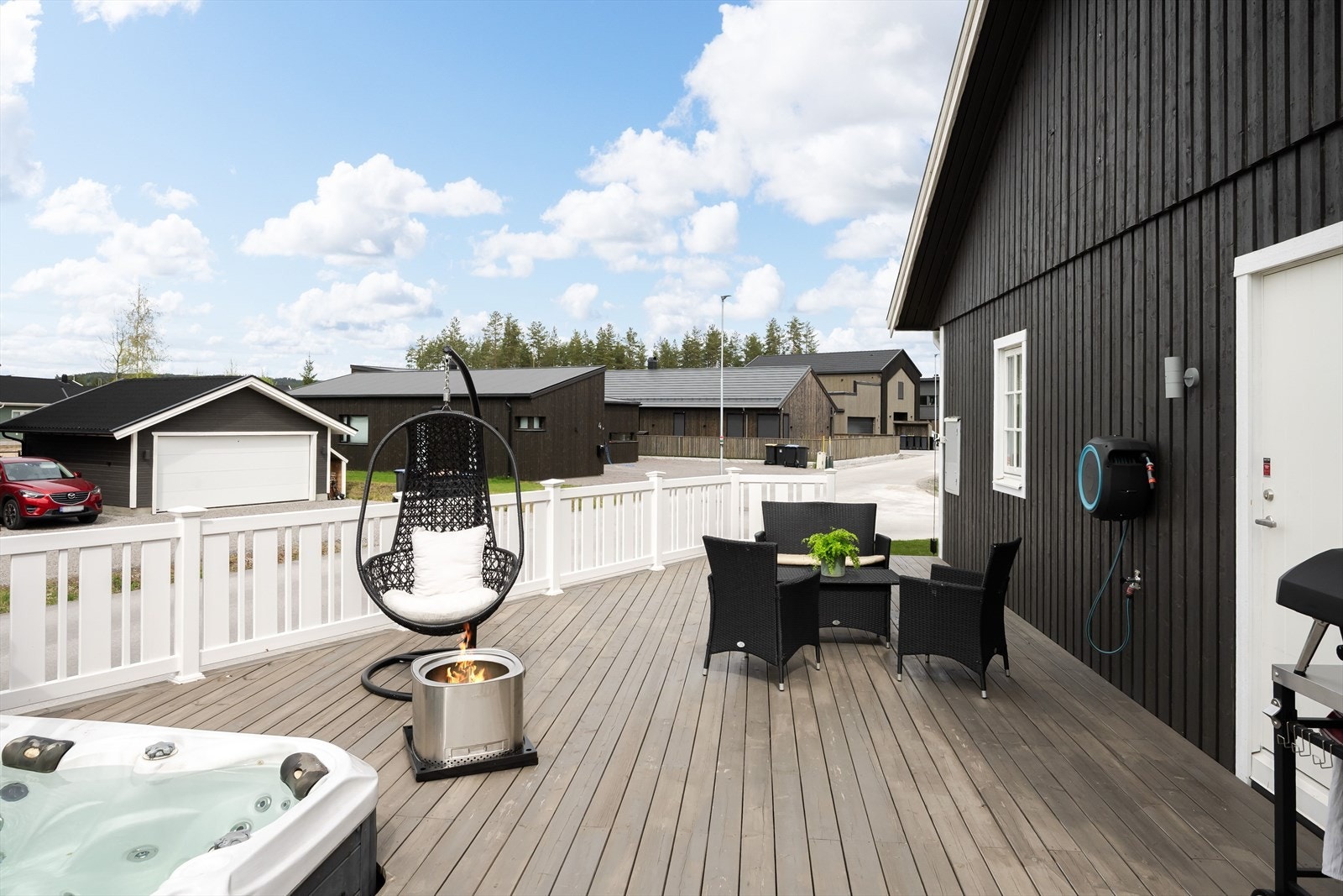 Terrassen har terrassebord på gulv som ble beiset i 2024 og stedvis overflatebehandlet sommeren 2025. Det er montert vannkran og utebelysning. Galleribilde