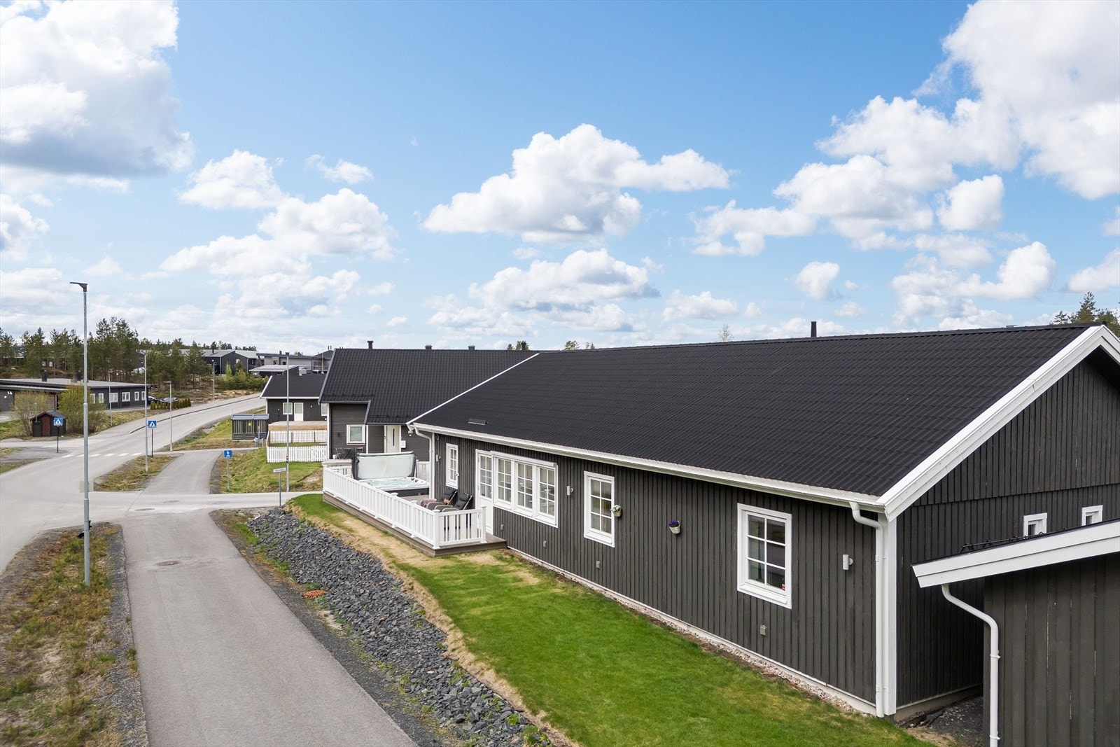 Nær eiendommen finner du Ydalir barneskole og barnehage, samt to store dagligvarebutikker i tillegg til et stort utvalg av butikker innenfor elektriske artikler, byggevare, Europris etc. Galleribilde