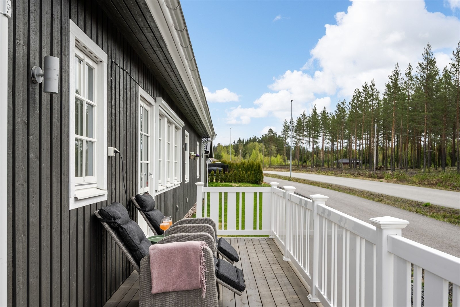 Fra stuen har du utgang til den sydvendte siden av den store terrassen på ca. 51m². Galleribilde