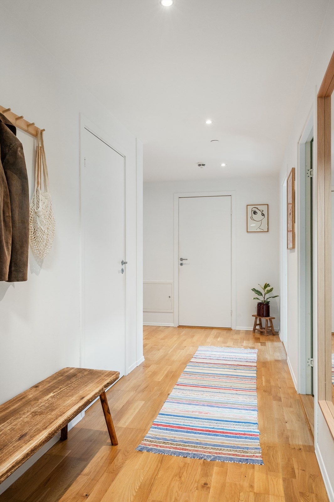 Innbydende entré med god plass til oppheng av yttertøy og skoopplegg. Galleribilde