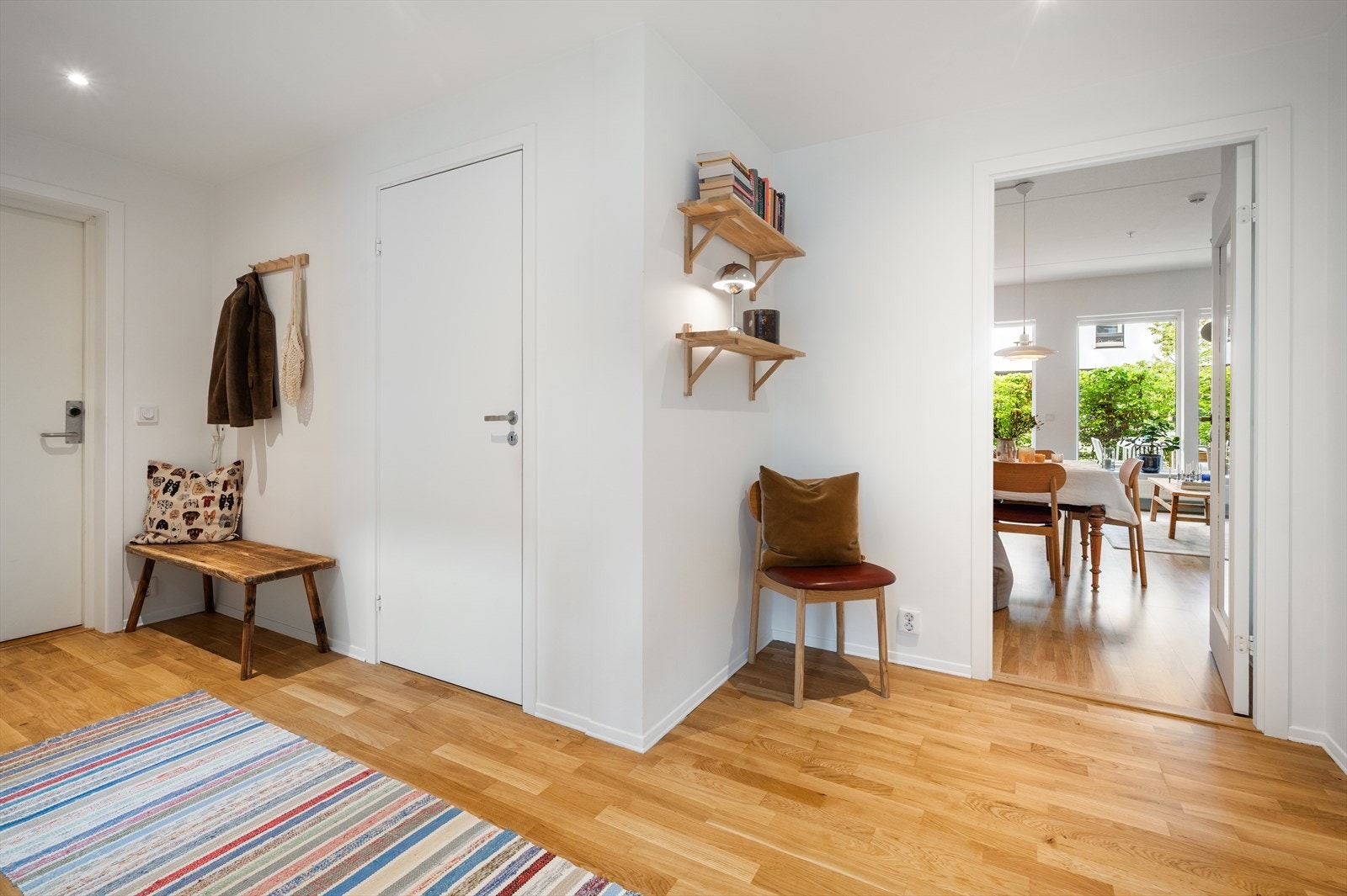 Det er også rom for skoskap eller annen oppbevaringsløsning. Fra entréen er det direkte adkomst til romslig intern bod som gir gode lagringsmuligheter. Galleribilde