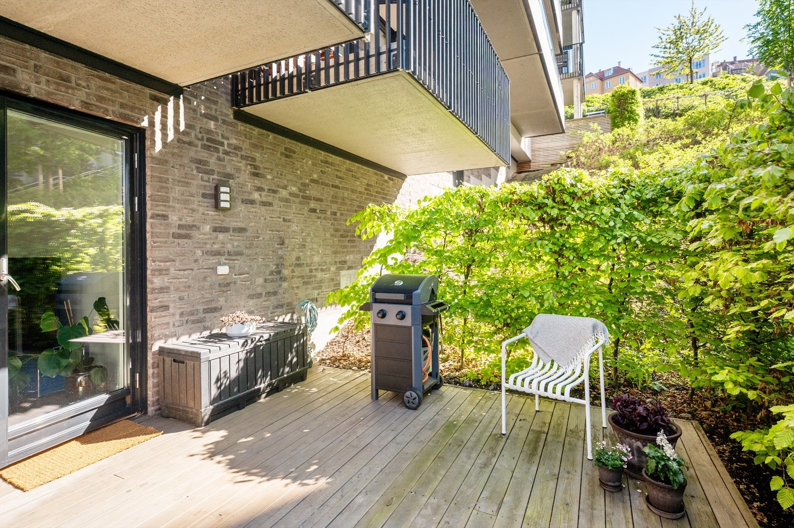 Terrassen er utstyrt med vannuttak, strøm og utebelysning, og har god plass til både spisegruppe, loungeavdeling, grill og beplantning. Galleribilde
