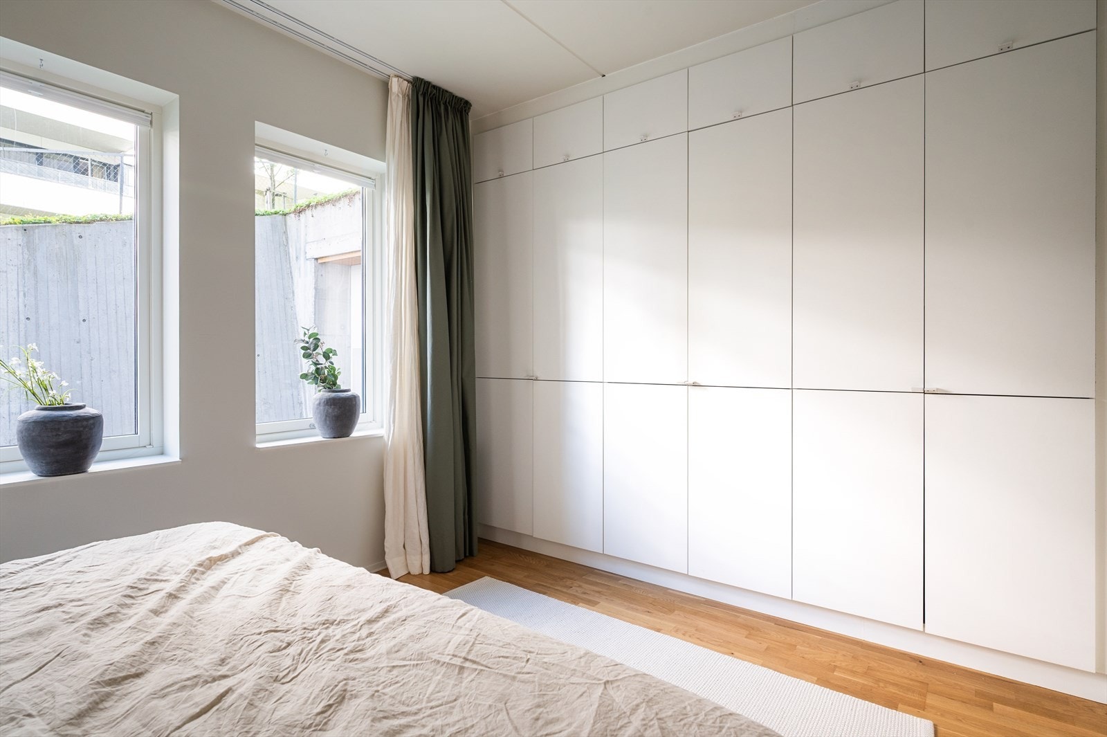 En stor, plassbygd garderobeløsning medfølger handelen. Galleribilde