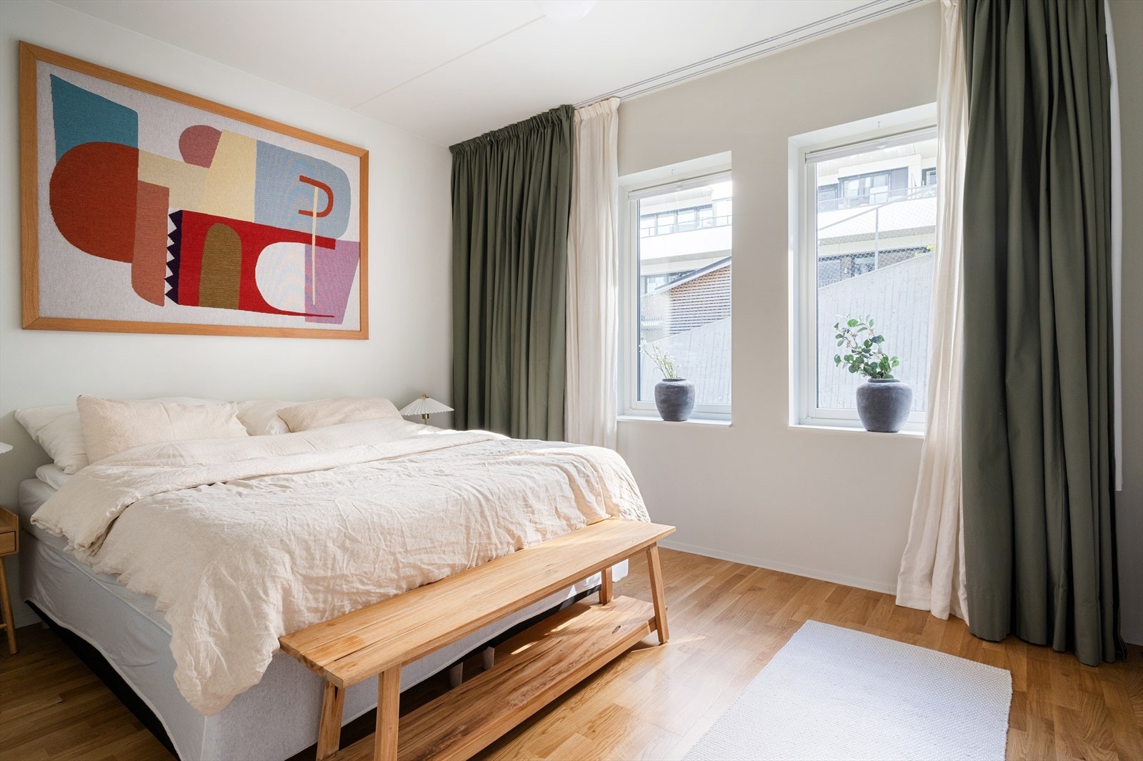 Romslig hovedsoverom med god plass til dobbeltseng og nattbord. Galleribilde