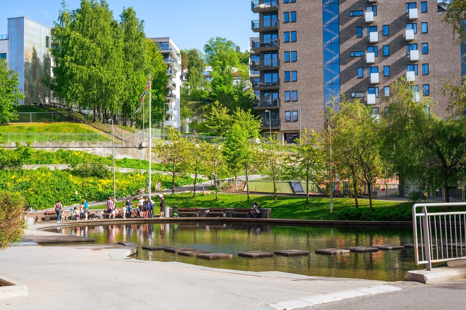 Området i og rundt Kværnerbyen er pent opparbeidet med vannspeil og grøntområder. Galleribilde