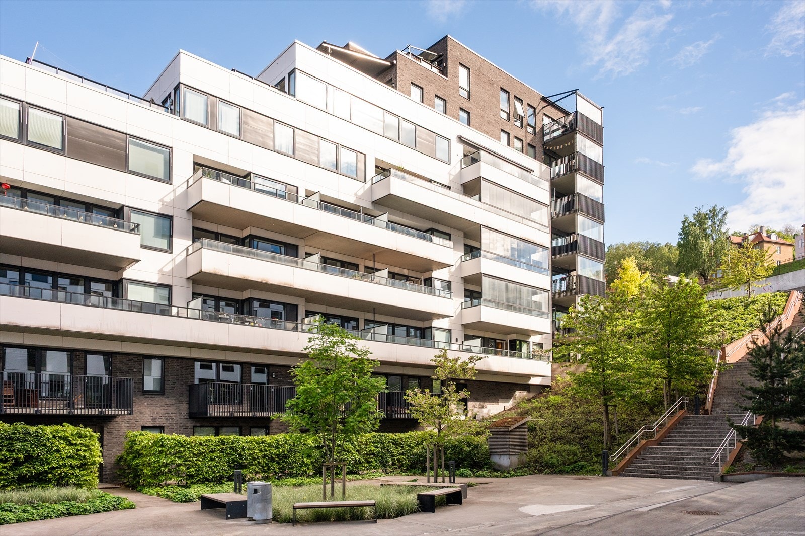 Hyggelige og opparbeidet fellesområder. Her finner man gangstier, sittegrupper og koselig beplantning. Det ligger skjermet til og det er lite gjennomgang i området. Galleribilde