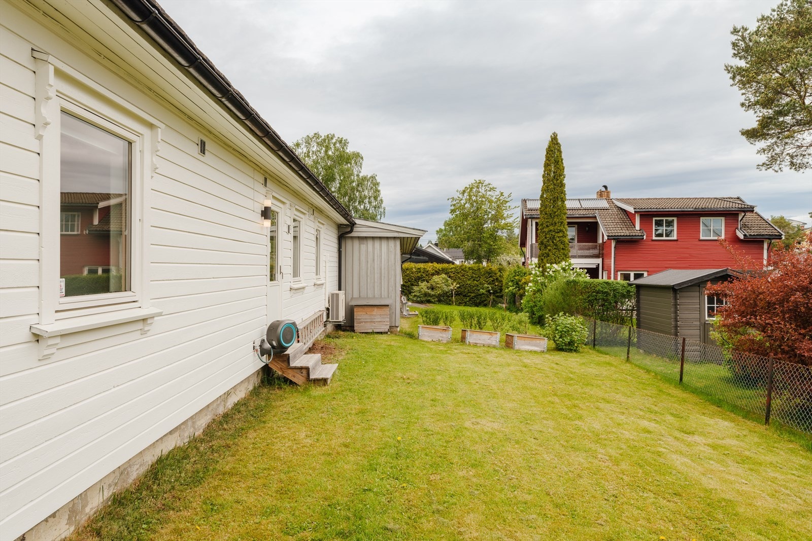 Flat og pent opparbeidet tomt med gode solforhold Galleribilde