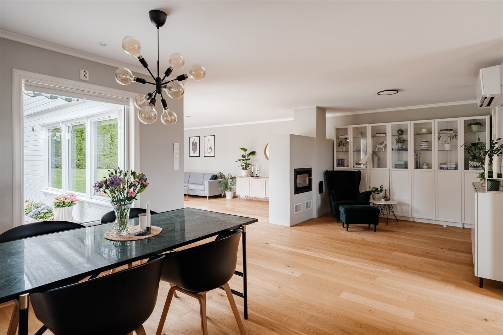 Elegant spisestue med naturlig tilknytning til både kjøkken og stue Galleribilde