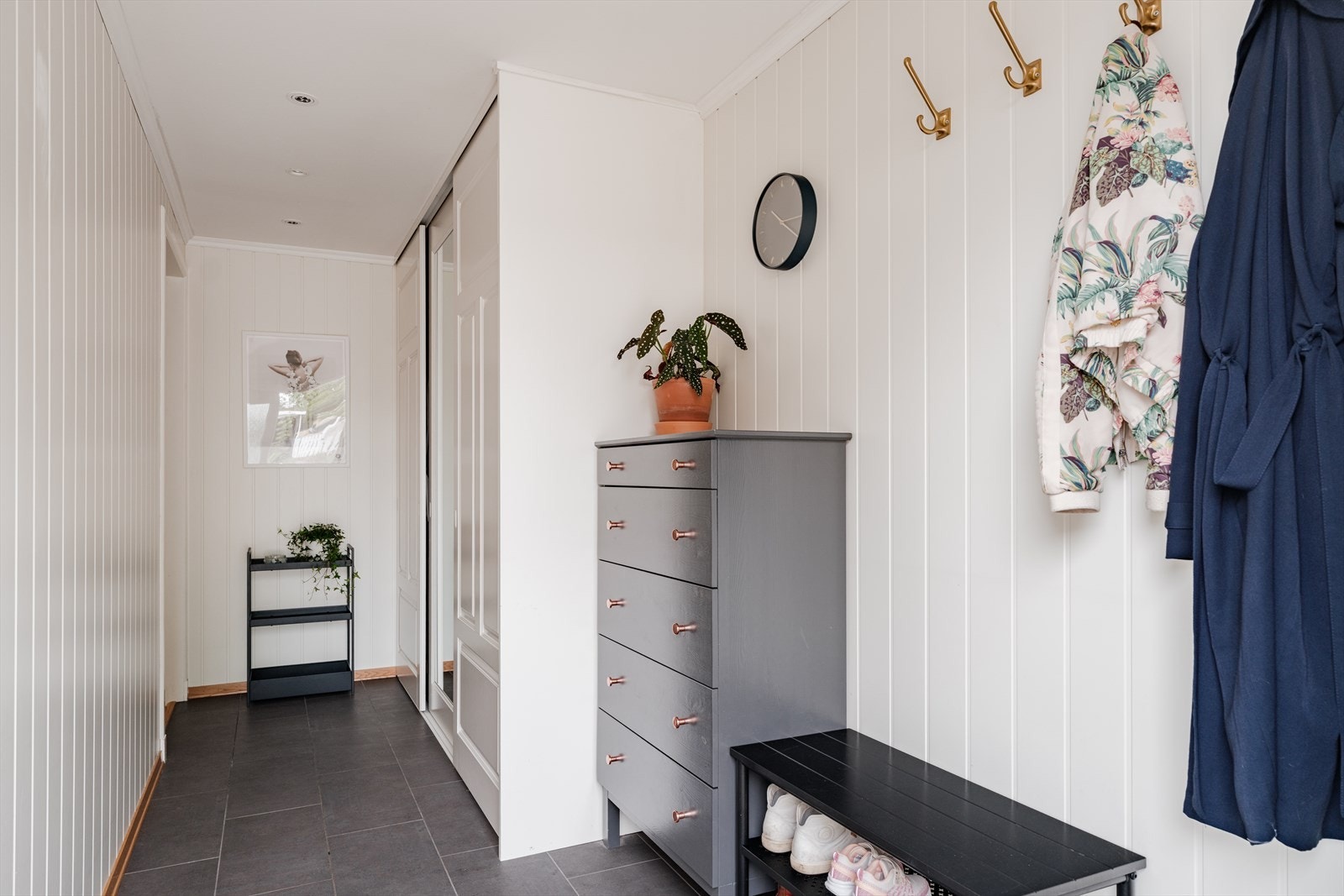 Stor skyvedørsgarderobe i entré Galleribilde