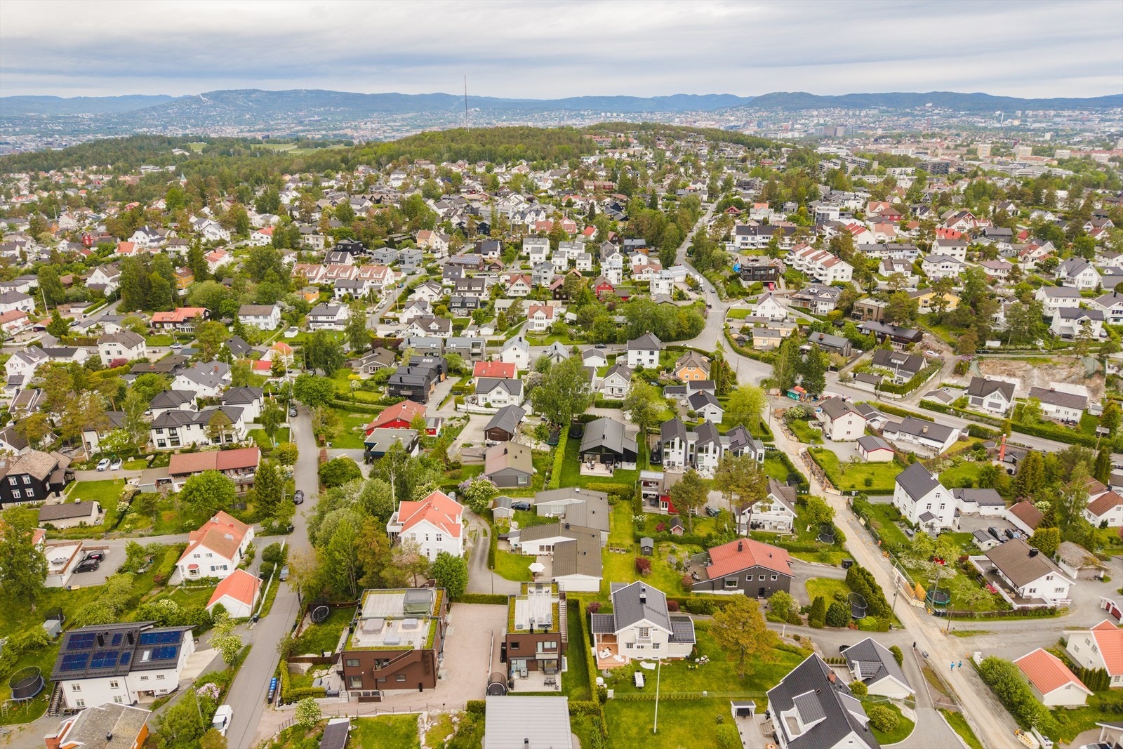 Boligen ligger godt tilbaketrukket fra vei i et rolig og barnevennlig villaområde Galleribilde