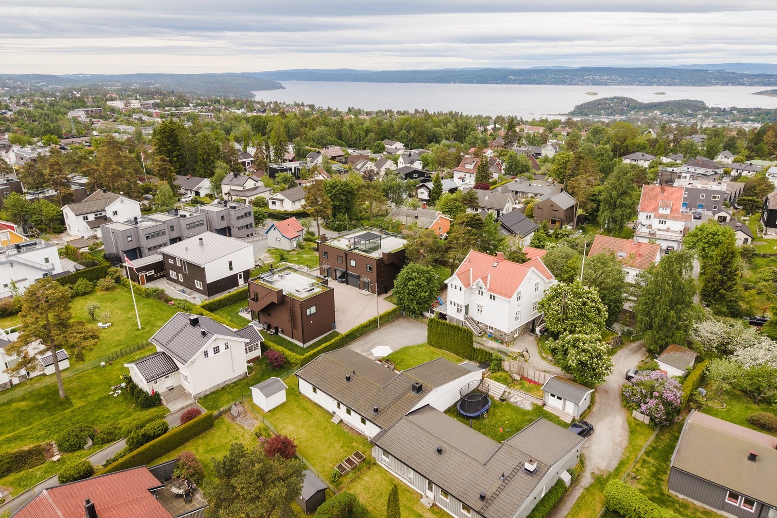 Barnevennlig eiendom med store grøntområder og gode lekemuligheter Galleribilde