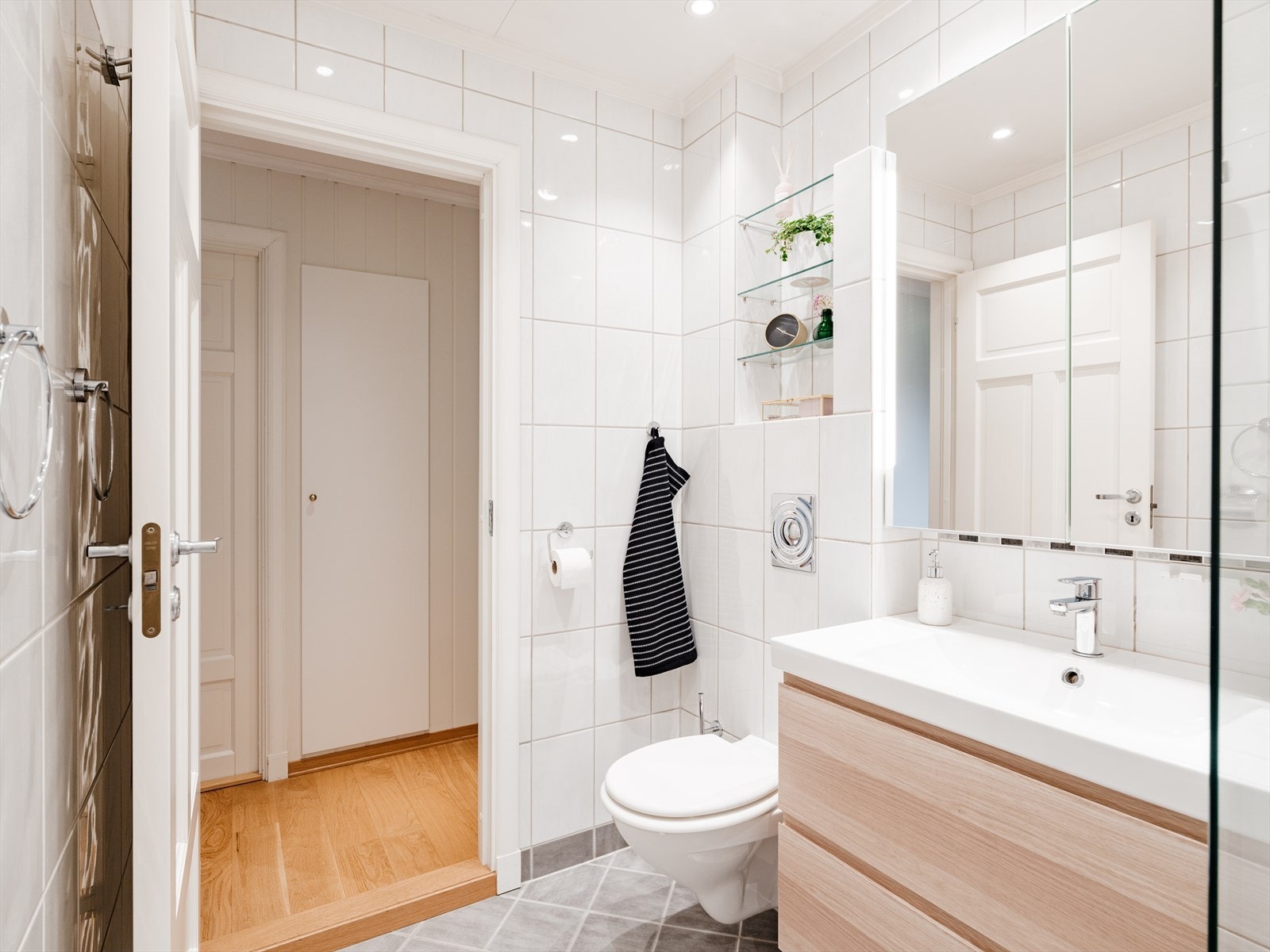 Badet er innredet med dusj, servantinnredning og toalett Galleribilde