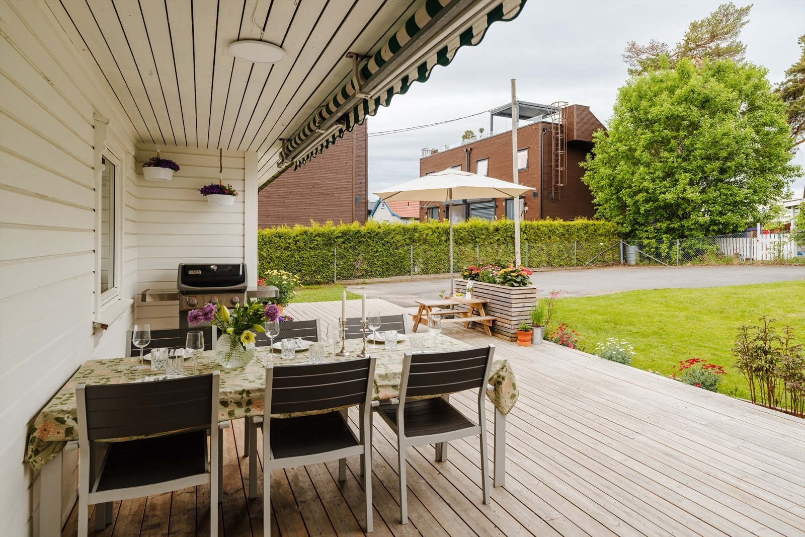 Terrassen fungerer som en naturlig forlengelse av stuen i vår- og sommermånedene Galleribilde