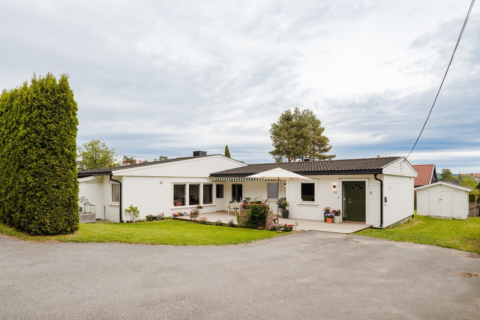 Elbillader på gårdsplassen Galleribilde