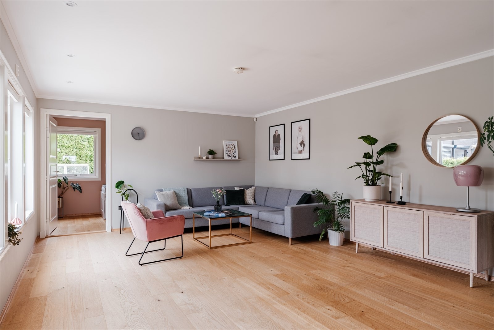 Stuen har god plass til både sofagruppe og spisebord Galleribilde