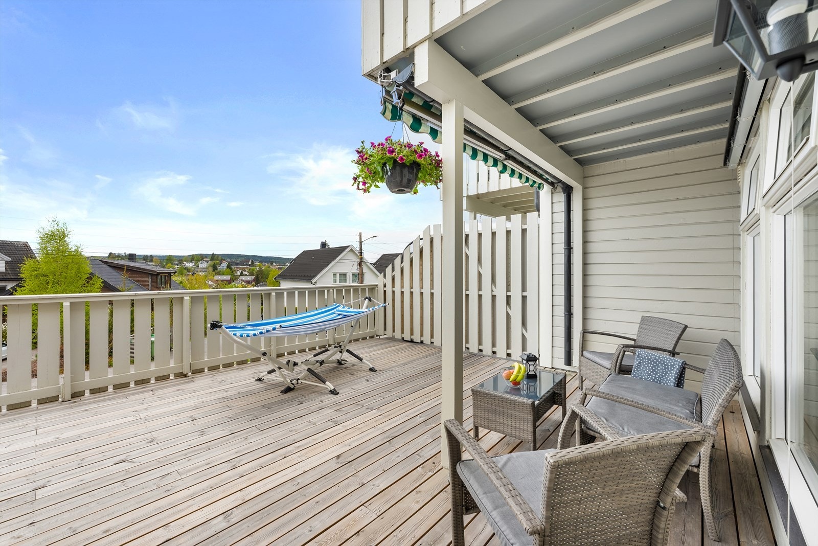Leiligheten har en deilig, sørvestvendt terrasse på ca. 31 kvm. Galleribilde