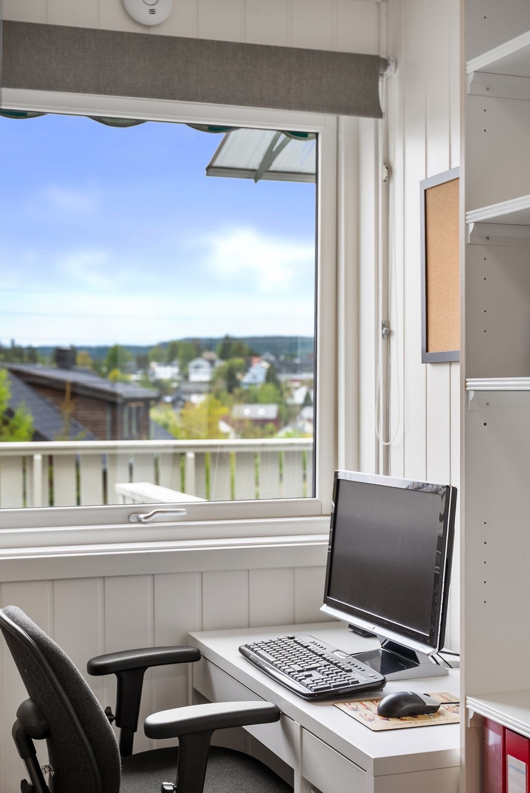 Perfekt plass til hjemmekontor ved vindu på soverommet, med hyggelig utsikt. Galleribilde