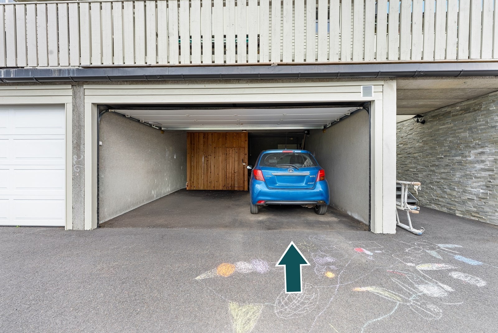 Leiligheten disponerer halvpart av dobbelgarasje (høyre del). Galleribilde